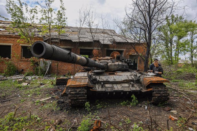 Archivo - Un tanque ruso dañado en Ucrania