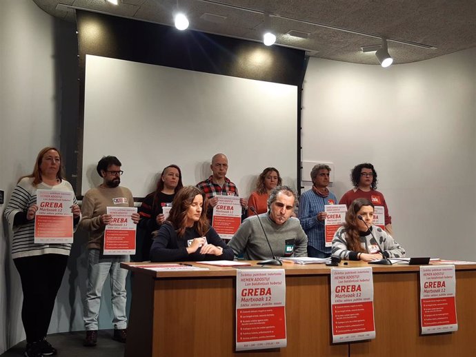 Responsables de ELA, LAB, CCOO, Steilas y ESK anuncian la convocatoria de huelga el 12 de marzo en el sector público vasco.