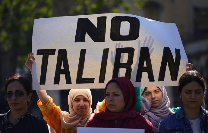 Archivo - 15 August 2023, United Kingdom, London: People protesting in Parliament Square on anniversary of the Taliban takeover of Afghanistan. Photo: Yui Mok/PA Wire/dpa