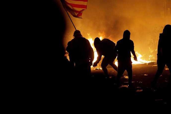 Archivo - La Policía detiene a una decena de manifestantes en los disturbios de Via Laietana de Barcelona