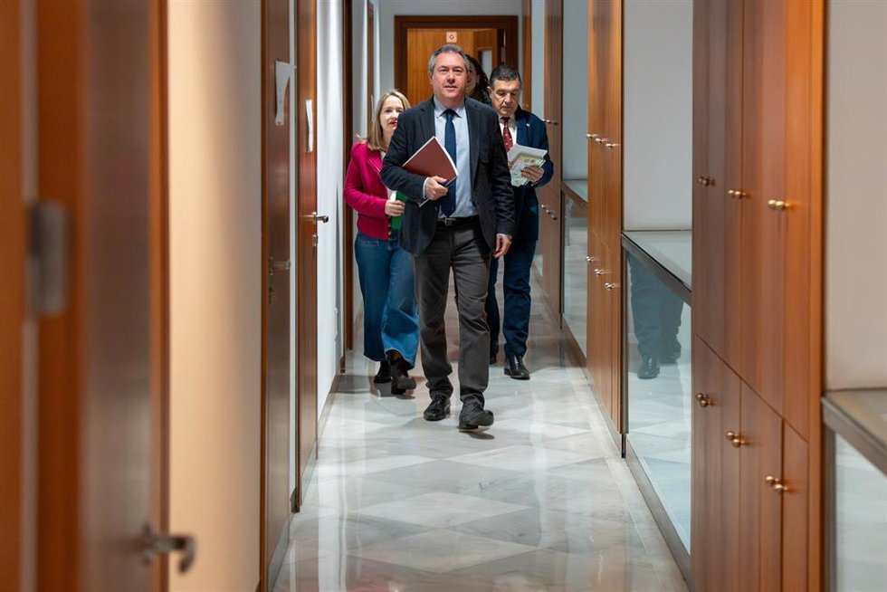 El secretario general del PSOE-A y presidente del Grupo Socialista en el Parlamento, Juan Espadas, antes de la  presentación del último balance realizado por el Observatorio Económico y Social de Andalucía, a 15 de enero del 2023 en Sevilla (Andalucía, 
