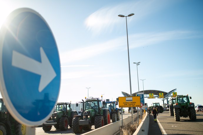 Tractores llegan por la autovía A-27 al puerto de Tarragona
