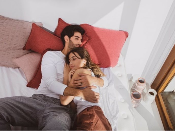 Archivo - ¿Es fácil realmente dormir en pareja?
