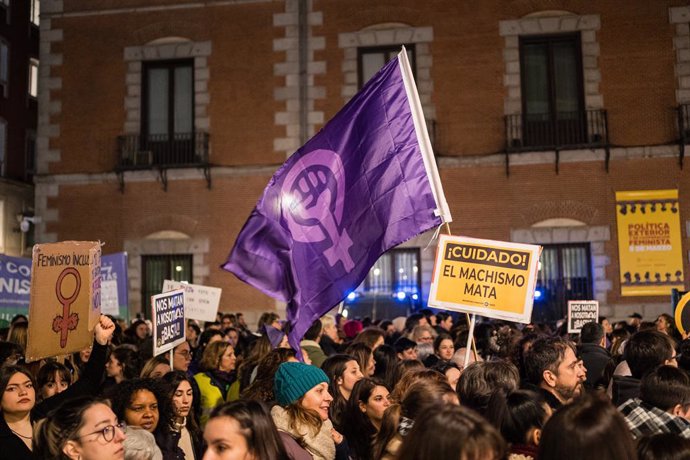 Archivo - Una bandera con el símbolo feminista durante una manifestación convocada por el Movimiento Feminista de Madrid por el 8M, Día Internacional de la Mujer, a 8 de marzo de 2023, en Madrid (España). El Día Internacional de la Mujer vuelve a visibili