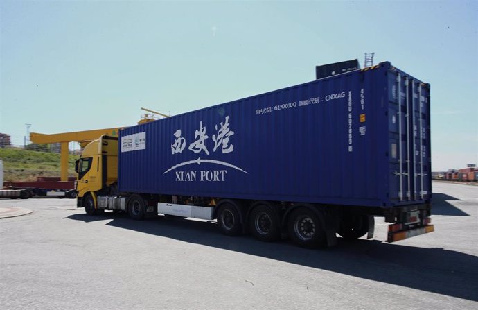 Archivo - Un camión circula por la estación de mercancías Abroñigal