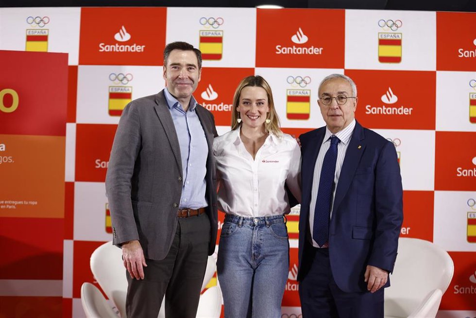 El director de Medios, Marketing Online, Patrocinios y Eventos de Santander, Felipe Martín, la nadadora Mireia Belmonte y el presidente del COE, Alejandro Blanco, en la presentación de la campaña de sostenibilidad para París 2024.