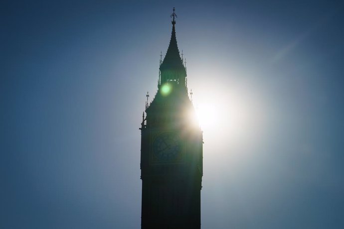 Archivo - 13 August 2022, United Kingdom, London: The sun rises behind Big Ben, at the Houses of Parliament, in Westminster, as a drought has been declared for parts of England following the driest summer for 50 years. Photo: Dominic Lipinski/PA Wire/dpa