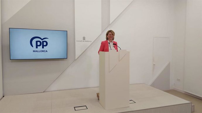 La portavoz del PP en el Consell de Mallorca, Núria Riera, durante una rueda de prensa.