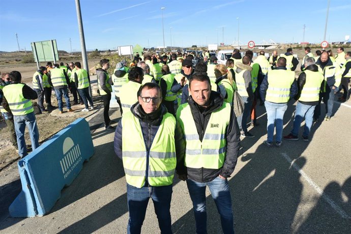 Agricultores se concentran en la entrada a la Feria Internacional de Maquinaria Agrícola (FIMA), a 13 de febrero de 2024, en Zaragoza, Aragón (España). 