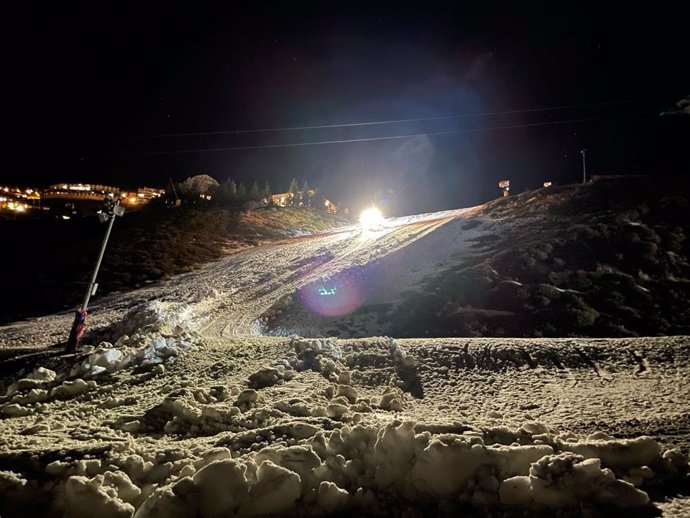 Trabajos nocturnos en la zona afectada por la lengua de barro en Sierra Nevada.