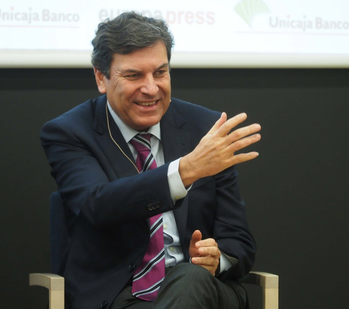 El consejero de Economía y Hacienda, Carlos Fernández Carriedo, interviene durante un desayuno de Europa Press.