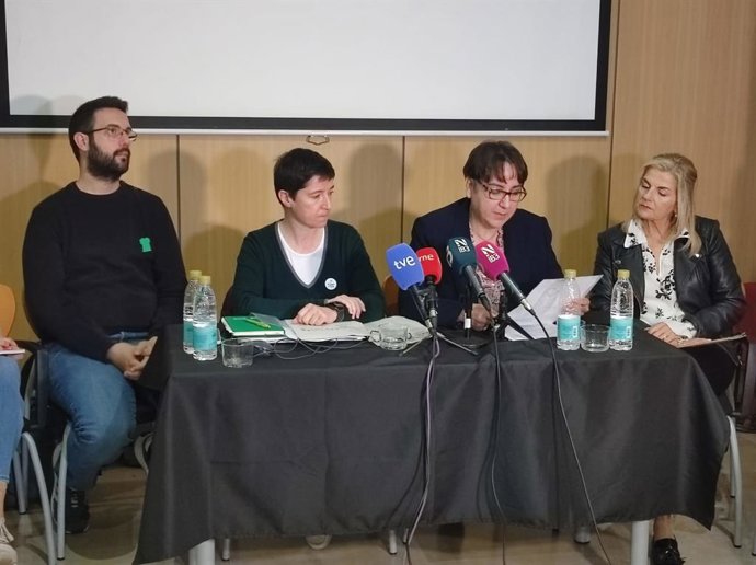 Las portavoces de la Xarxa Educativa per la Llengua, Catalina Bibiloni y Cristina Conti, durante la presentación del argumentario en defensa de la enseñanza de la lengua catalana, este martes en Ca n'Alcover.