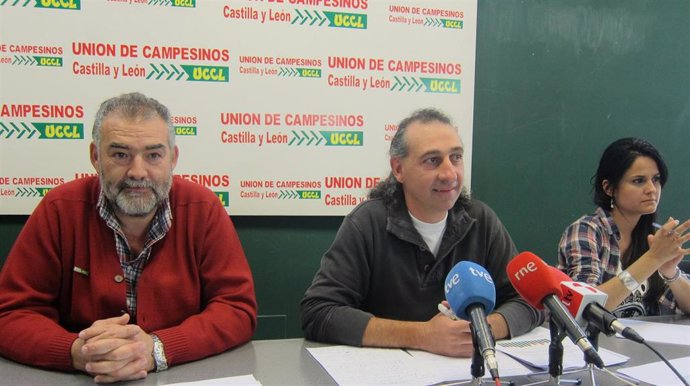 Archivo - Jesús Manuel González Palacín, en el centro, cordinador regional de la Unidad de Capesinos de Castilla León (UCCL)-