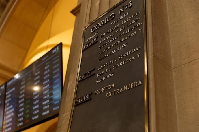 Un cartel informativo en el Palacio de la Bolsa, a 12 de febrero de 2024, en Madrid (España). 