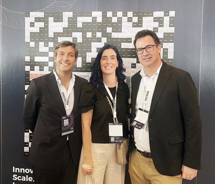 de izquierda a derecha: José Nistal, CEO de Zubi Capital Asset Management; Carmen Pumariño, directora de inversión del fondo Zubi Capital Diversity Catalyst FCRE; e Iker Marcaide, fundador y presidente ejecutivo de Zubi Group.     
