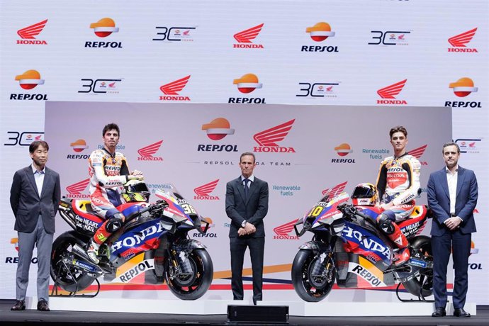 Tetsuhiro Kuwata (Honda), Joan Mir , Alberto Puig, Luca Marin y Marcos Fraga (Repsol), en la presentación del Repsol Honda para 2024.