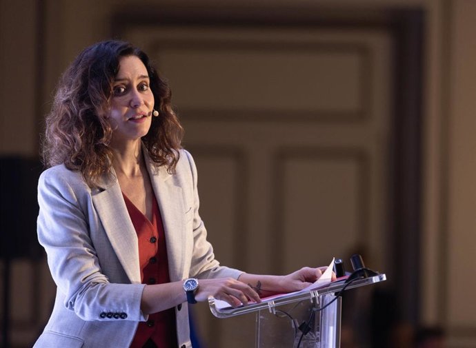 Isabel  Díaz Ayuso en un desayuno-coloquio organizado por APD