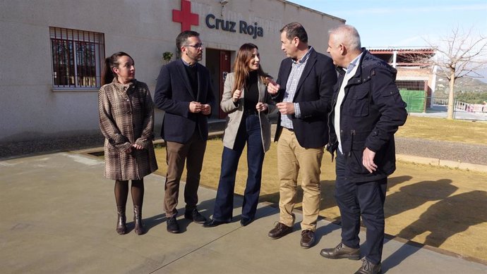 La secretaria de Políticas Sociales del PSOE y diputada en el Congreso por Málaga, Mari Nieves Ramírez, y otros cargos del PSOE en Antequera.