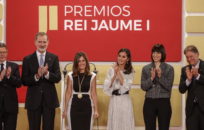 Archivo - La investigadora Ángela Pérez Pérez (3i) recibe el premio al Emprendedor en la ceremonia de entrega de la 34 edición de los Premios Rei Jaume I'