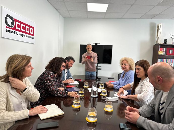 La candidata a lehendakari de Podemos Euskadi, Miren Gorrotxategi, en una reunión con la secretaria general de CCOO, Loli García