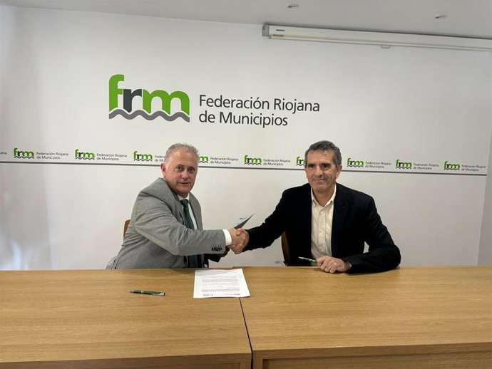 El presidente de la Federación Riojana de Municipios, Jorge Loyo ha firmado esta mañana con responsables de Iberdrola (I-DE, distribuidora de grupo) un acuerdo para mejorar las instalaciones de distribución eléctrica en los cascos urbanos
