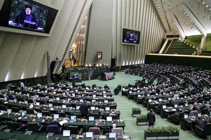 Archivo - El presidente de Irán, Ebrahim Raisi, da un discurso ante el Parlamento iraní (archivo)