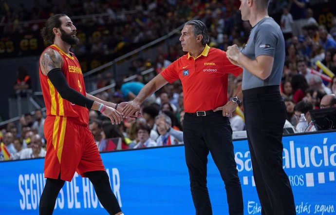 Archivo - Sergio Scariolo felicita a Ricky Rubio durante un partido de la selección española 