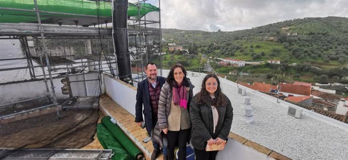 La directora general de la Agencia de Vivienda y Rehabilitación de Andalucía (AVRA), Susana Cayuelas, ha visitado la promoción de 13 viviendas públicas en alquiler del antiguo convento conocido como La Cilla, en Aroche (Huelva).