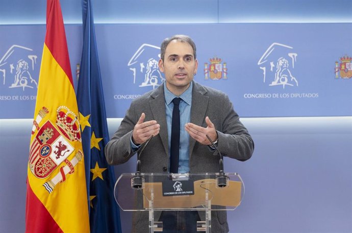 El coordinador de IU Andalucía y diputado de Sumar en el Congreso, Toni Valero, durante una rueda de prensa anterior/posterior a una Junta de Portavoces, en el Congreso de los Diputados, a 13 de febrero de 2024, en Madrid (España).