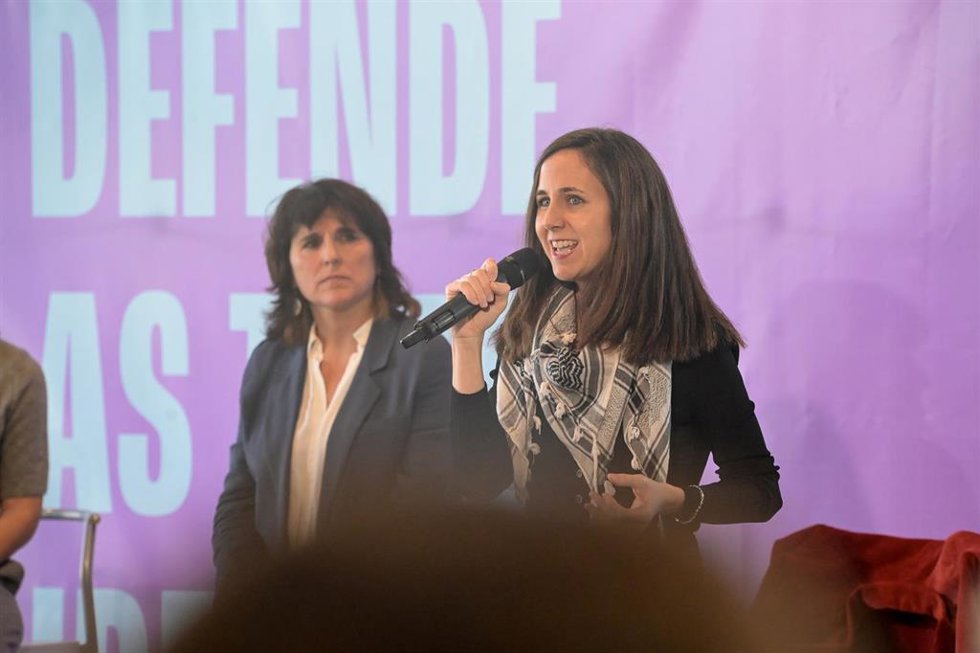 La candidata a la Presidencia de la Xunta, Isabel Faraldo (i), y la secretaria general de Podemos, Ione Belarra (d), durante un acto de campaña en el Palacio de Exposiciones y Congresos Palexco, a 10 de febrero de 2024, en A Coruña, Galicia (España).