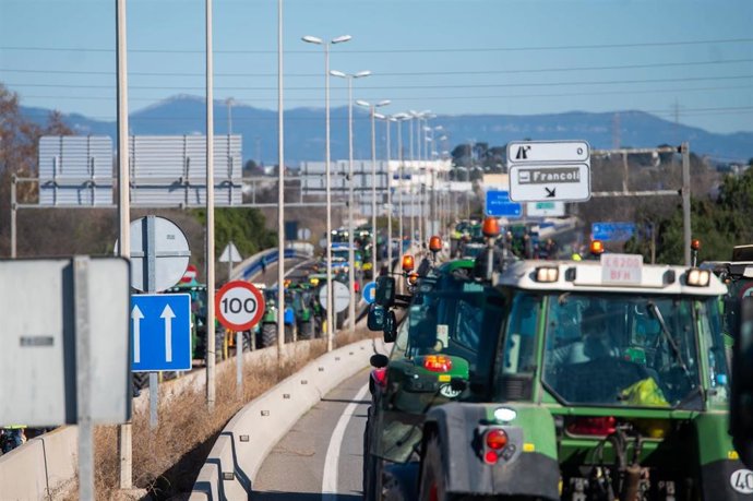 Camiones concentrados en el acceso del Eix Transversal de Port de Tarragona, a martes 13 de febrero de 2024