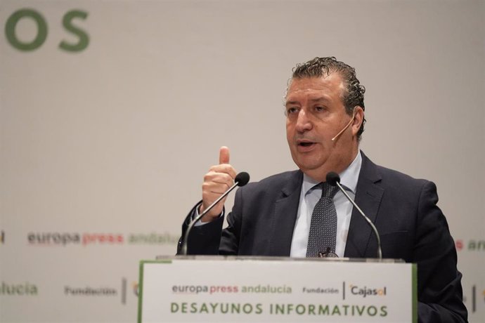 El presidente de la Diputación de Sevilla, Javier Fernández, durante su intervención en el desayuno informativo de Europa Press Andalucía