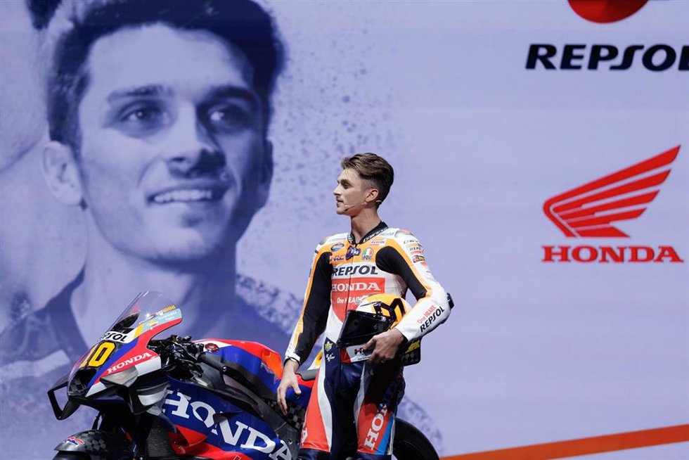 El piloto italiano de MotoGP Luca Marini, durante la presentación del Repsol Honda Team en Madrid para 2024.  
