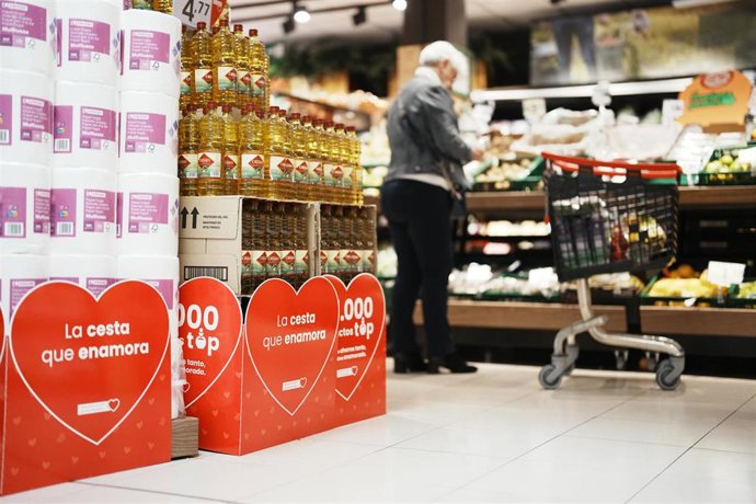 Archivo - Una persona en un supermercado.