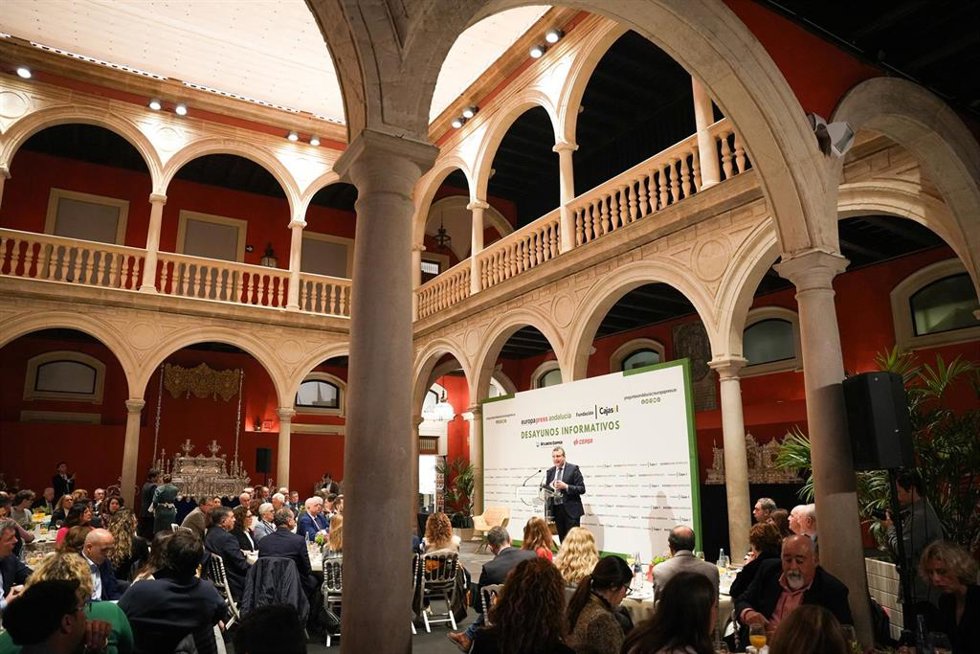 El presidente de la Diputación de Sevilla, Javier Fernández, durante su intervención en el desayuno informativo de Europa Press Andalucía, en la sede de la Fundación Cajasol.