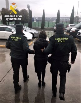 La Guardia Civil detiene a la empleada del hogar, acusada de estaba y apropiación indebida.