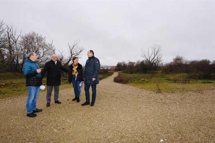 Visita del alcalde de Valladolid, el concejal de Medio Ambiente y técnicos municipales a la zona de El Tomillo, donde se ejecutará un proyecto para recuperar la zona y crear una reserva de biodiversidad.