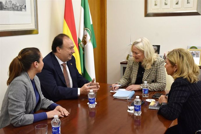 La delegada del Gobierno de la Junta de Andalucía en la provincia de Cádiz, Mercedes Colombo, reunida con el rector de la Universidad de Cádiz, Casimiro Mantell.