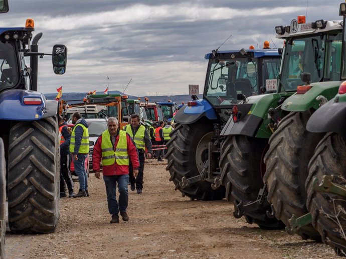 Agricultores y ganaderos en el acceso al polígono Lentiscares durante la sexta jornada de protestas, a 12 de febrero de 2024, en Navarrete, La Rioja (España). 