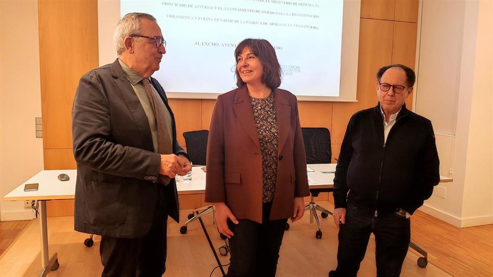 El decano del Colegio de Arquitectos de Asturias, Miguel Casariego, junto a la vocal de Urbanismo, Mariana Borissova y el director del Centro de Asesoramiento Urbanístico del COAA, Javier Fombella