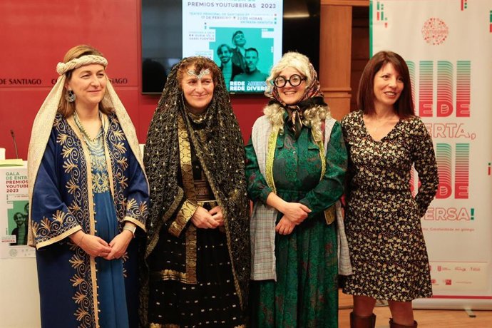 La lcaldesa de Santiago de Compostela, Goretti Sanmartín; la diputada de Igualdade, Lingua e Dereitos Civís da Deputación de A Coruña, Soledad Agra; y Nuria Vil en rueda de prensa