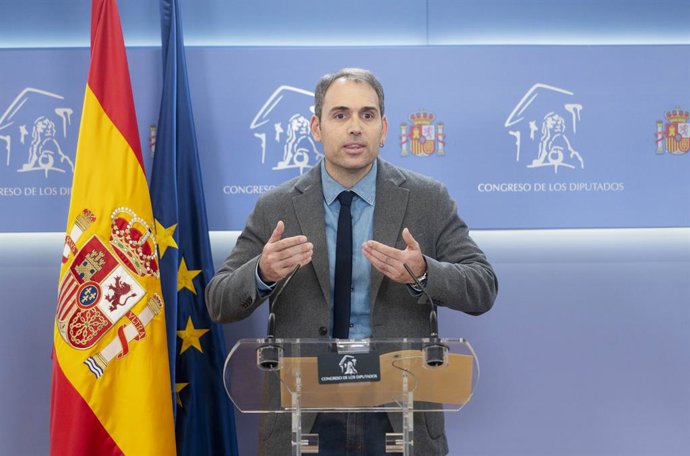 El coordinador de IU Andalucía y diputado de Sumar en el Congreso, Toni Valero, durante una rueda de prensa, en el Congreso de los Diputados, a 13 de febrero de 2024, en Madrid (España).