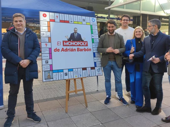 Dirigentes del PP presentan la campaña 'El Monopoly de Adrián Barbón' en Oviedo