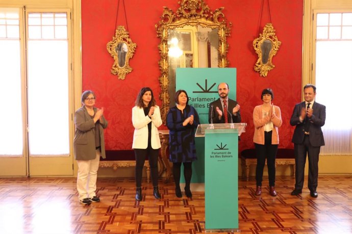 Diputados tras la lectura del manifiesto.