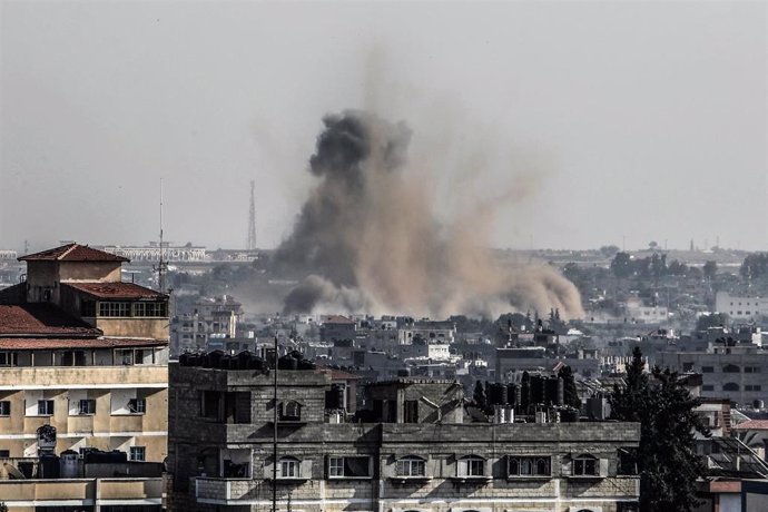 Archivo - Una columna de humo tras un bombardeo de Israel contra Rafá, en el sur de la Franja de Gaza (archivo)