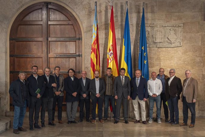 El presidente de la Generalitat, Carlos Mazón (6d), posa tras una reunión con las principales organizaciones agrarias de la Comunitat Valenciana, en el Palau de la Generalitat