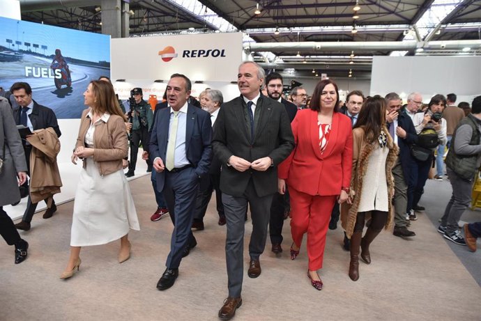 El presidente del Gobierno de Aragón, Jorge Azcón (c) y la secretaria de Estado de Agricultura y Alimentación, Begoña García (d), a su llegada a la Feria Internacional de Maquinaria Agrícola (FIMA).