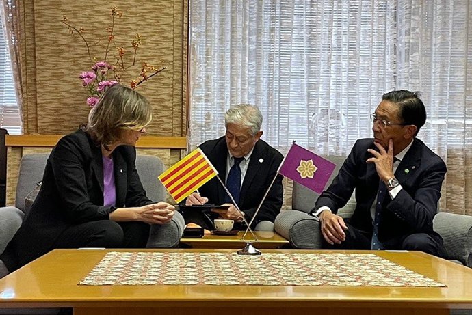 Archivo - La consellera de Acción Exterior y UE, Meritxell Serret, durante la visita a la Prefectura de Kyoto con el gobernador Nishiwaki y el vicegobernador Yamashita