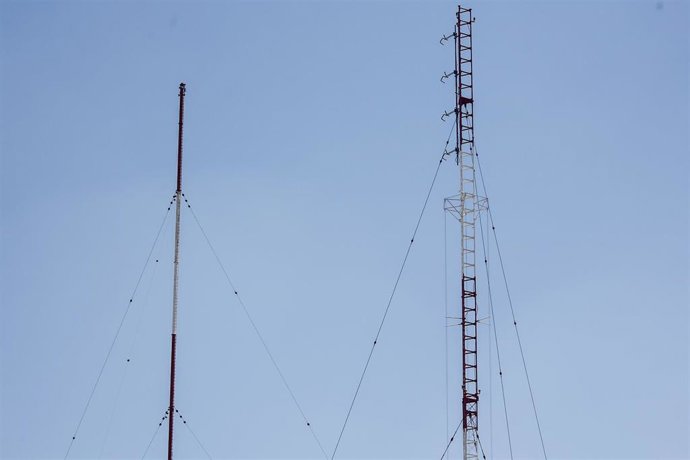 Archivo - Imagen de antenas de telefonía en la ciudad de Madrid.
