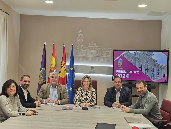 La alcaldesa de Guadalajara, Ana Guarinos, presenta en rueda de prensa los presupuestos de 2024.